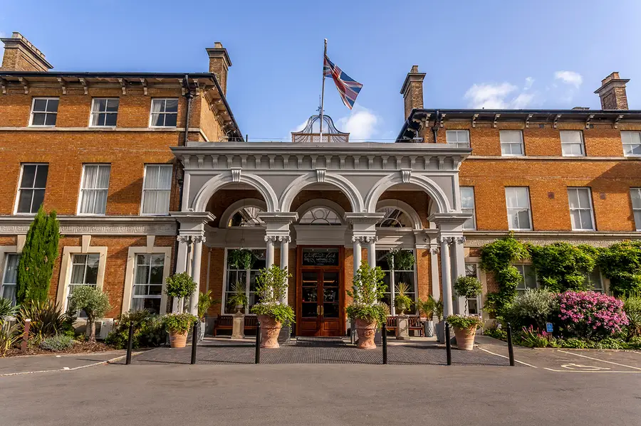 Oatlands Park Hotel exterior